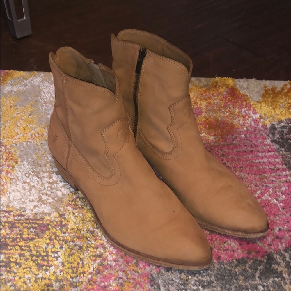 Frye Leather 👢 Booties!!